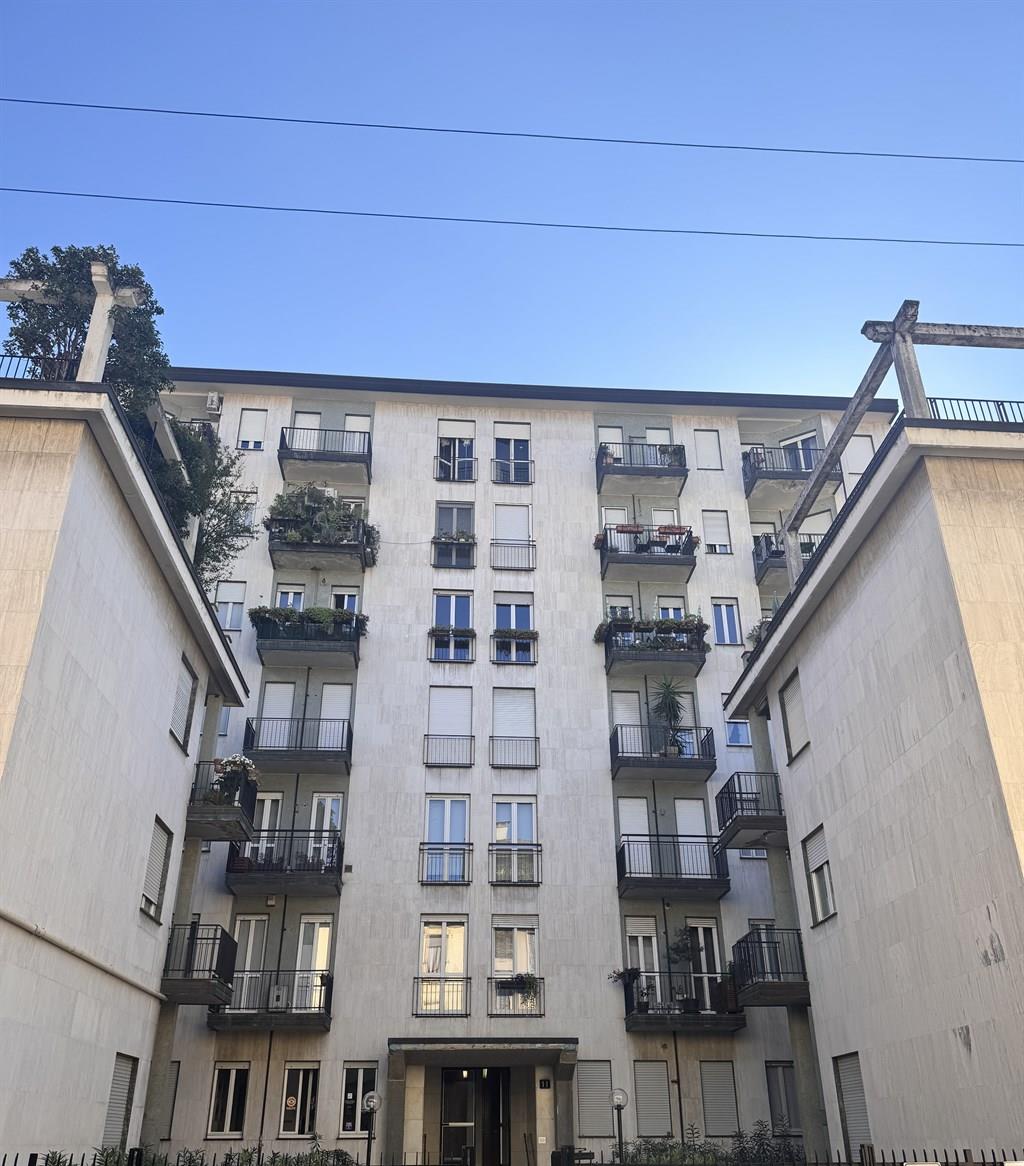 Zona Isola: Trilocale. € 490.000,00