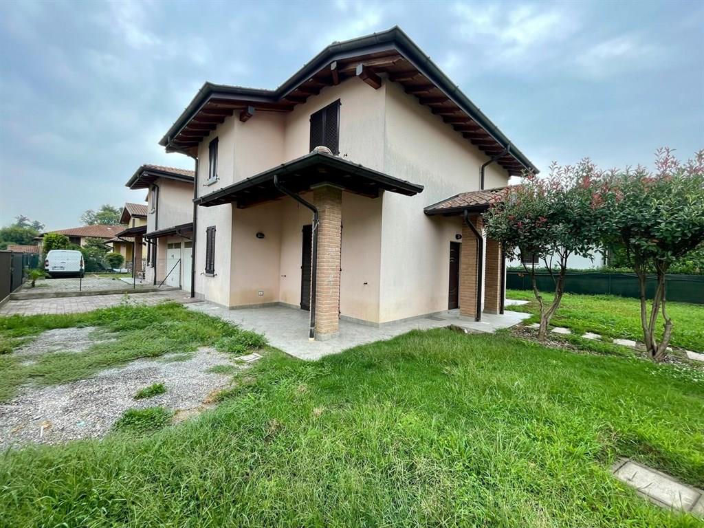 Villetta indipendente 4 locali - doppi servizi -  giardino - doppio box – € 1.350/mese