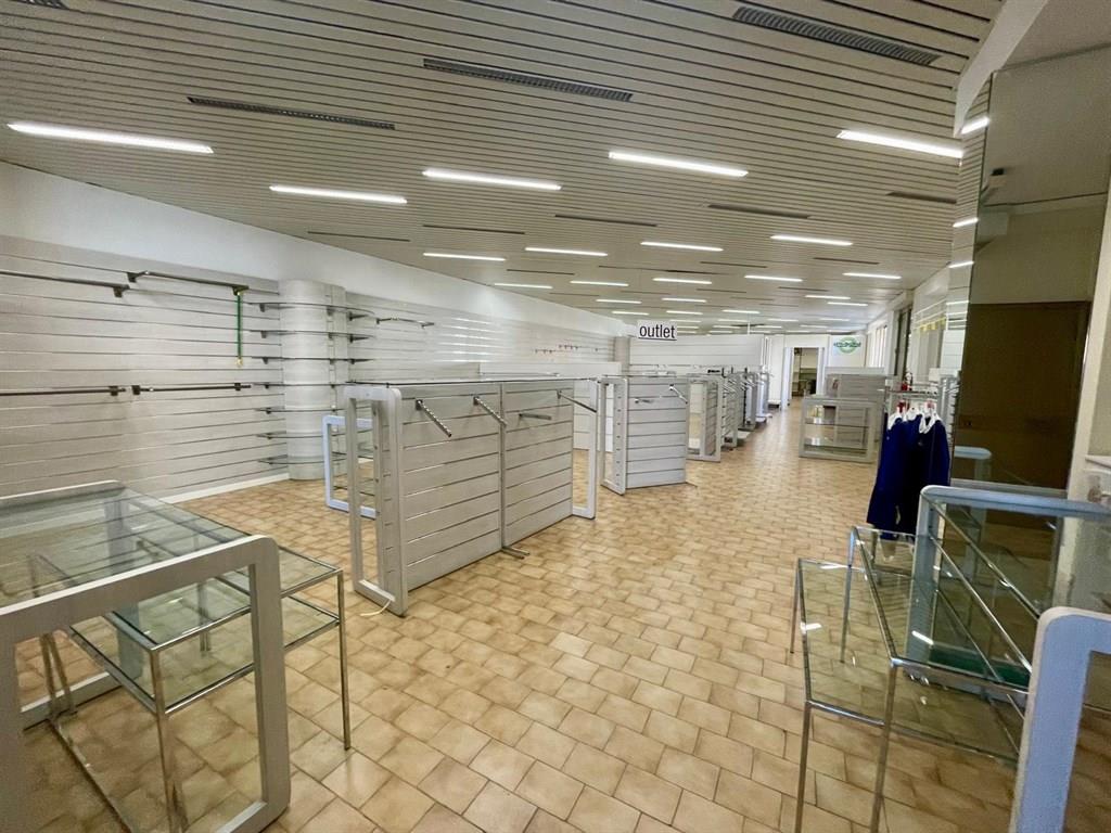 ottimo grande negozio con vetrine, magazzino, uffici - accesso carraio riservato