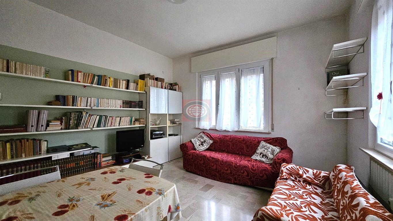 Trilocale-Centro Urbano -Grazioso appartamento 2 letto con soggiorno diviso dalla cucina. Viene ceduto arredato.