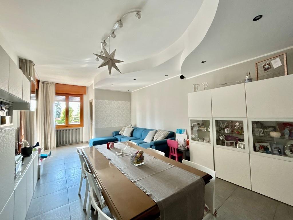 AMPIO TRE LOCALI CON TERRAZZO
