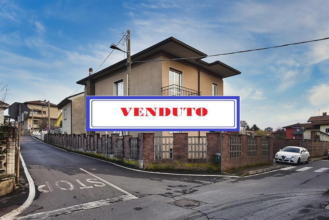 VILLA BIFAMILIARE CON AREA ESTERNA A CERIANO LAGHETTO