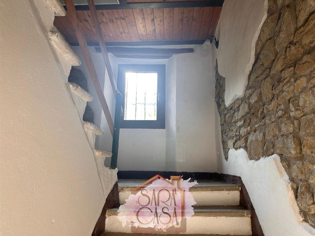 RUSTICO IN POSIZIONE PANORAMICA CON CIRCA 7 ETTARI DI TERRENO