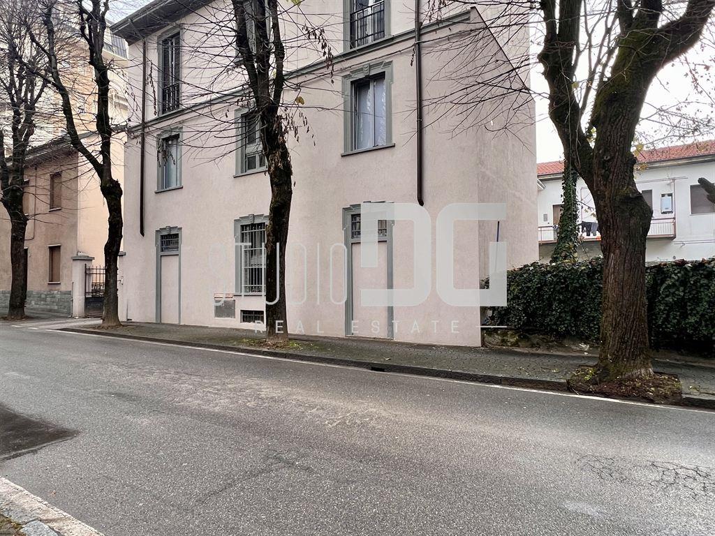 Eleganza su due livelli: appartamento ristrutturato in corte senza spese