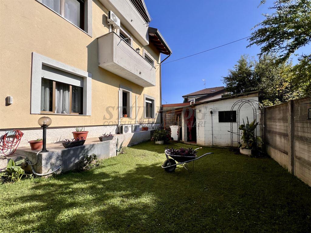VILLA TRIFAMILIARE NEL CUORE DI LIMBIATE