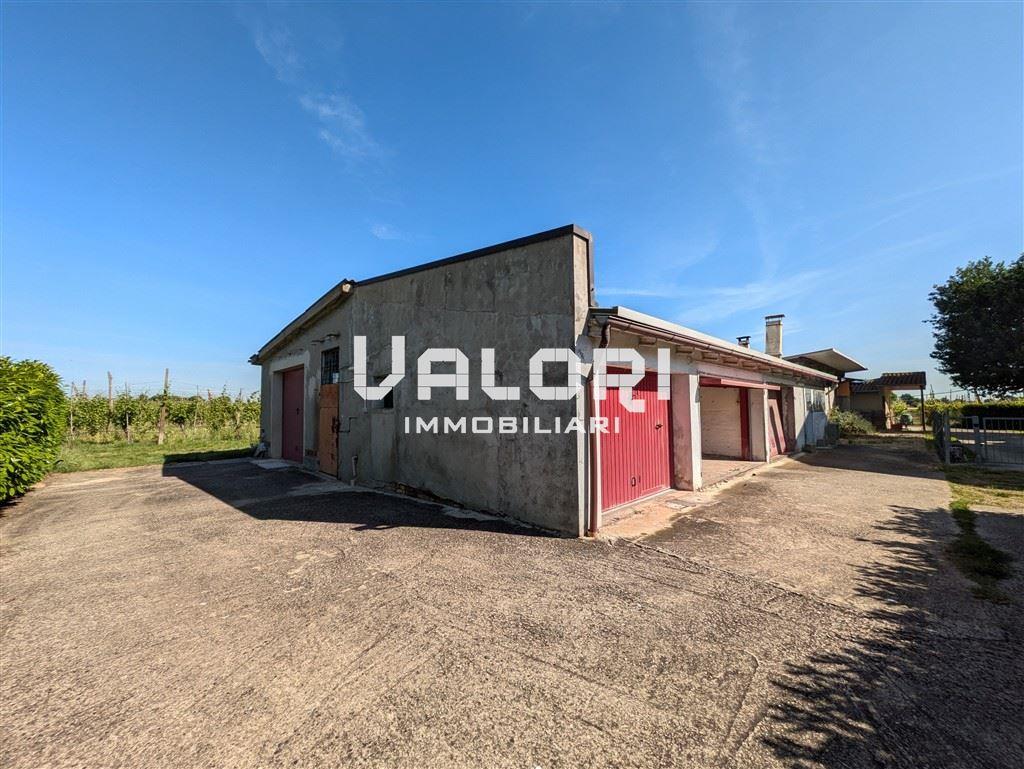 CAPANNONE IN ZONA AGRICOLA DI 200 MQ CON DEPOSITI ANNESSI DI ULTERIORI 95 MQ E LOTTO INDIPENDENTE DI CIRCA 765 MQ