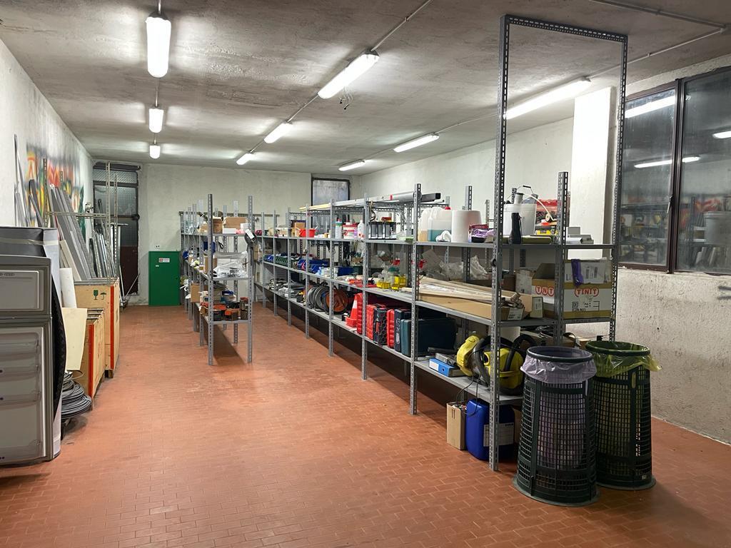 VA98 - ampio laboratorio con magazzino ed ampio posteggio riservato per 5 auto