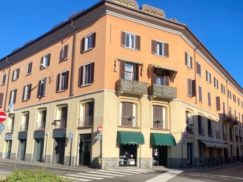 Monza in zona centrale AFFITTASI NEGOZIO STUDIO UFFICIO una vetrina