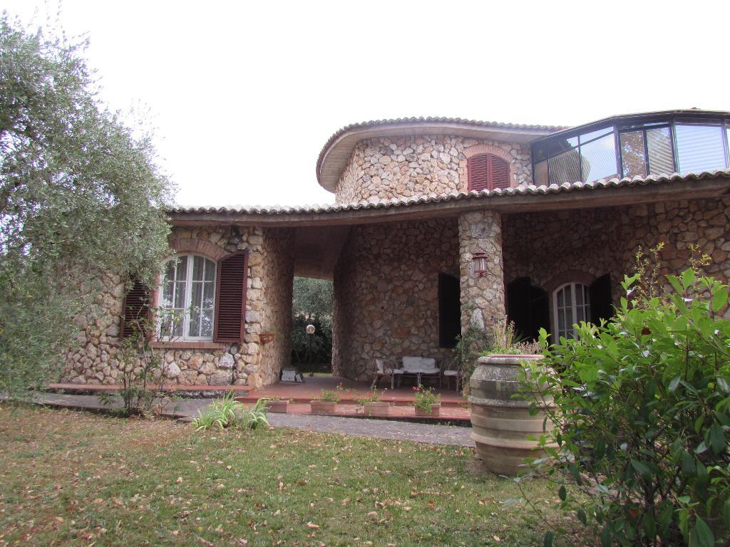 SOVICILLE. Bellissimi villa unifamiliare, panoramica e dominante.