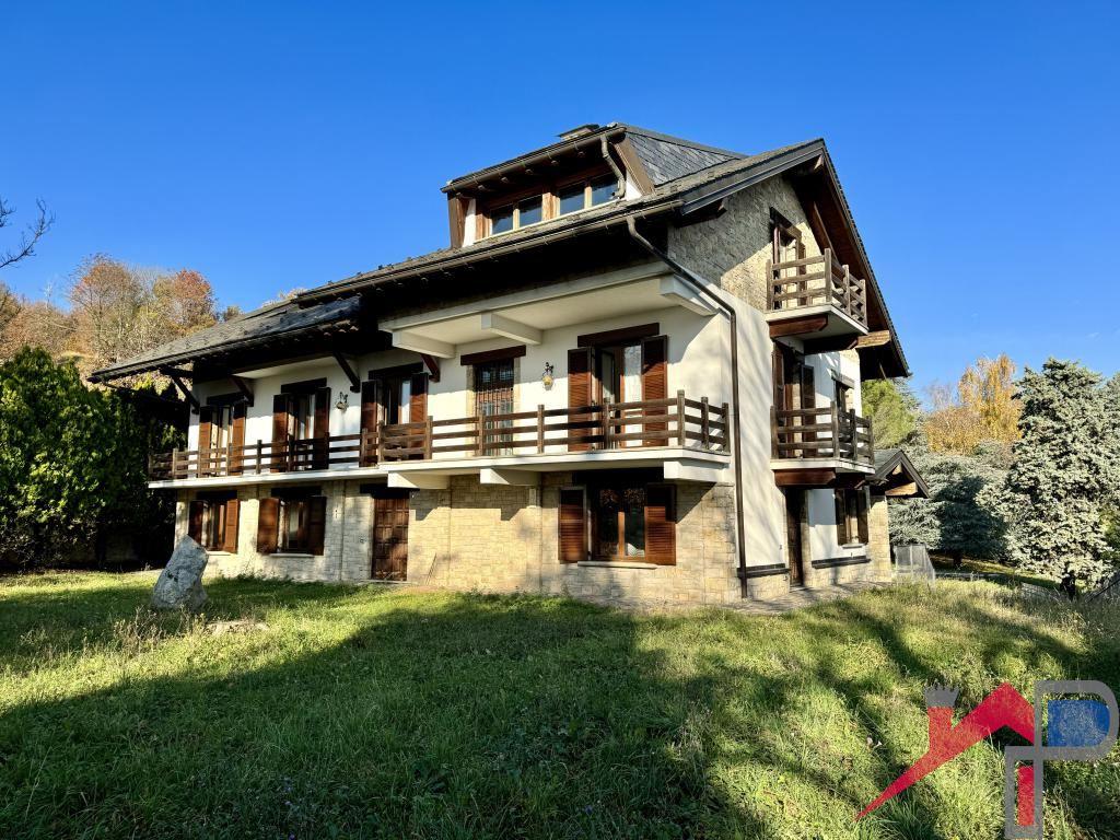 Panoramica villa singola immersa nel verde con terreno