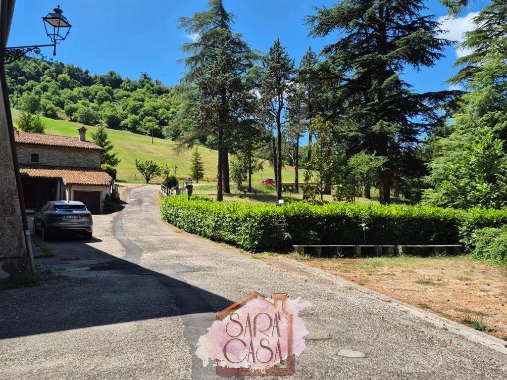 APPARTAMENTO CON DUE CAMERE DA LETTO IMMERSO NEL VERDE