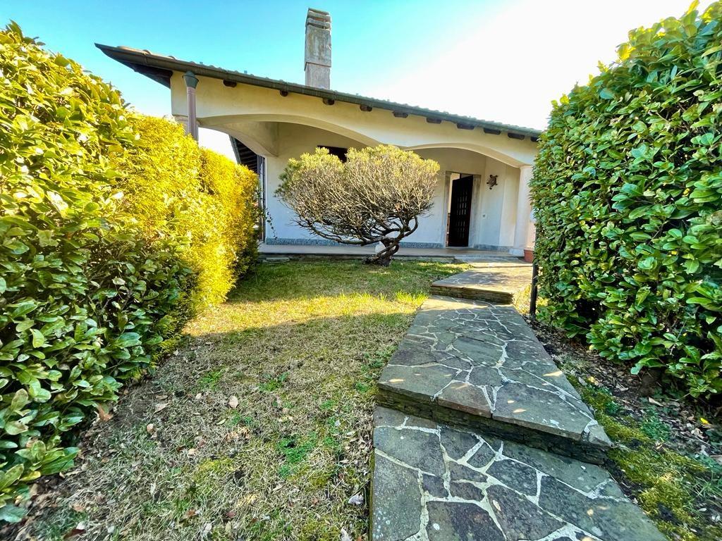 azzate vegonno - villa singola unifamigliare + 800 mq di giardino circostante.