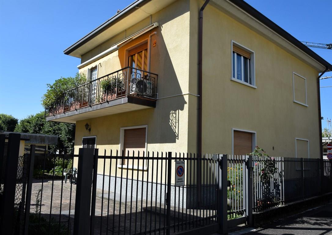 casa indipendente con 2 appartamenti in vendita a Meda (MB)