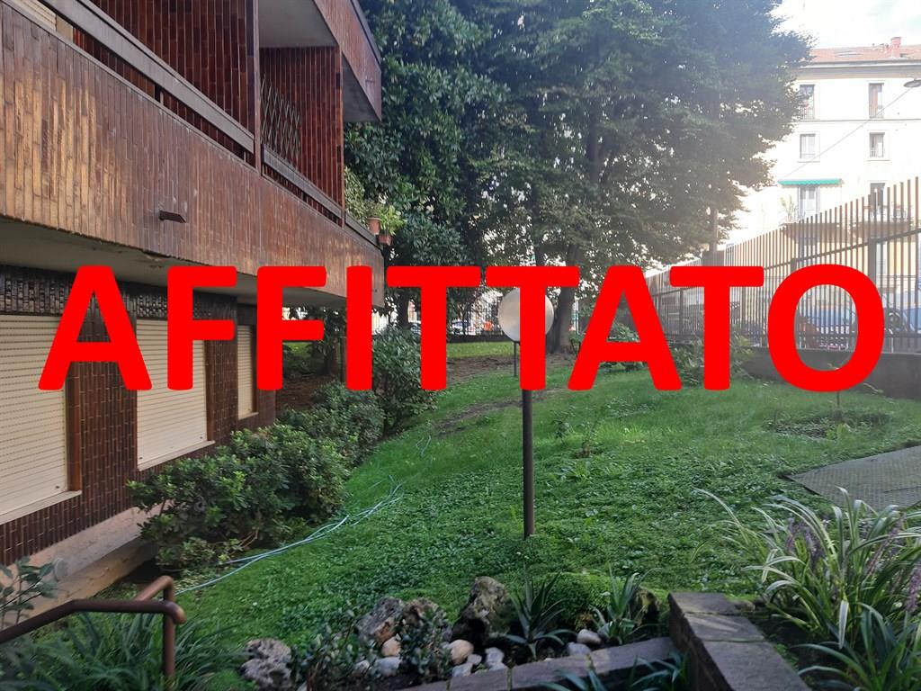 Elegante Monolocale con terrazzino in Via Melzo 13, locabile da 6 a 18 mesi. € 1.000 mensili spese ed utenze incluse - Per informazioni e/ appuntamenti: Milano Servizi Immobiliari srl - Tel. 02.688.08.11 r.a.