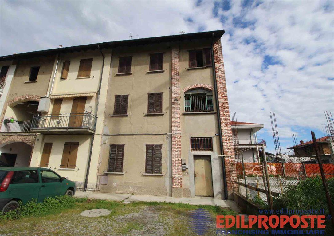 IN CORTE  3 LOCALI SU TRE LIVELLI