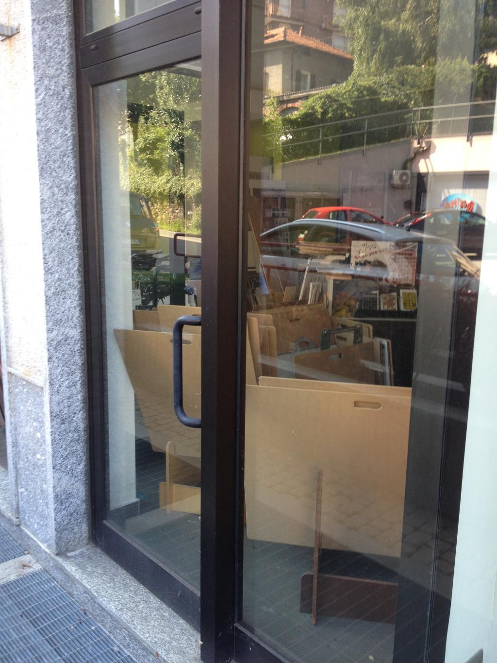 Varese Masnago negozio con vetrine