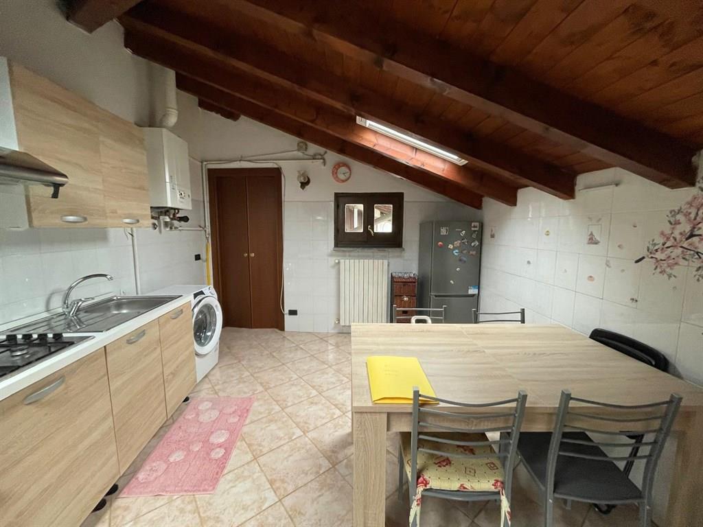 trv55 - caratteristica mansada già arredata di 2 locali + cucina abitabile + bagno + posto auto scoperto