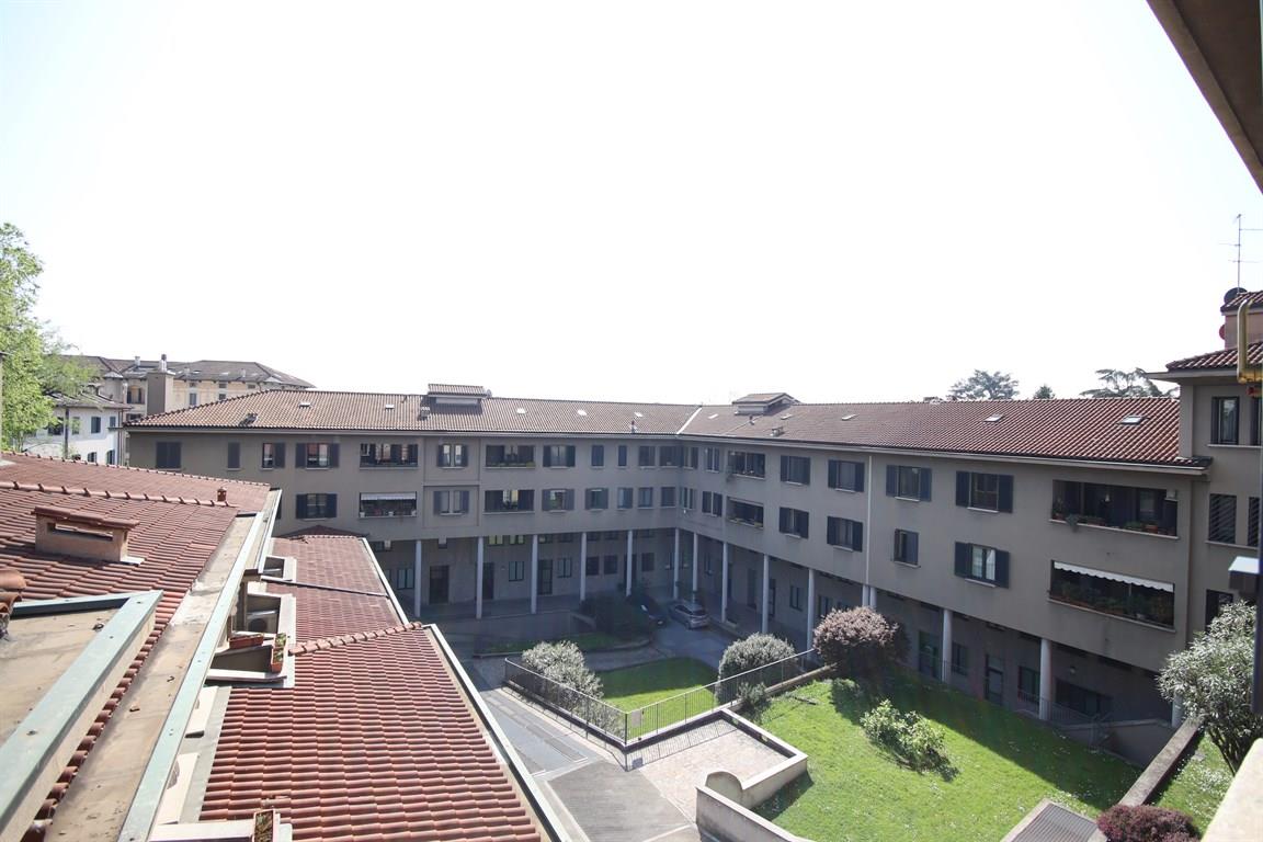 MONZA Isola pedonale - ampio quadrilocale con box
