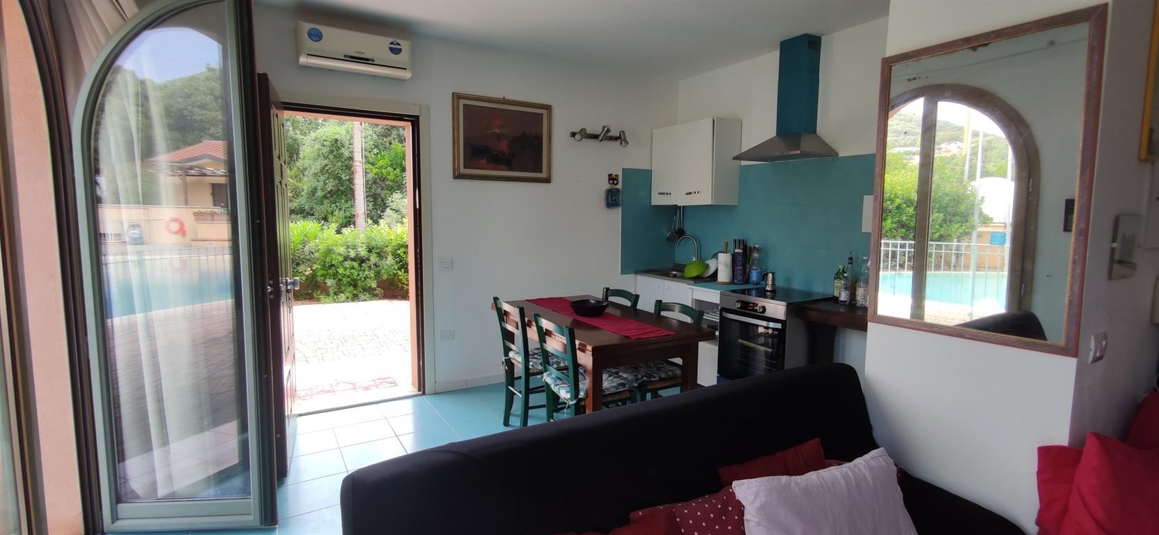 Bilocale in complesso residenziale con posto auto e piscina