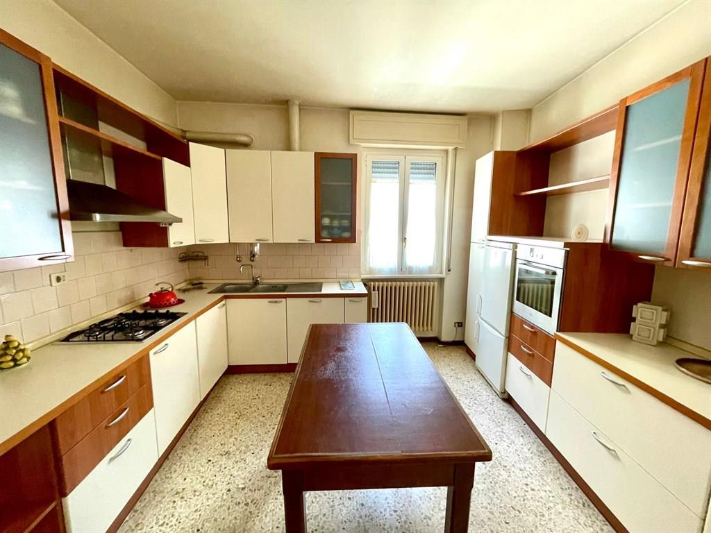 vo109 - ampio trilocale arredato ed indipendete box, cantina e soffitta