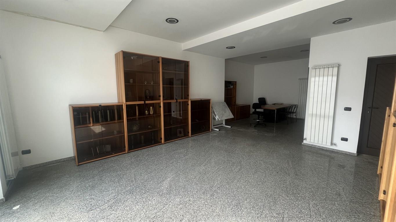 negozio su strada di forte passaggio con area di proprietà.