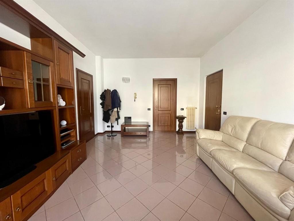 va850 - grande trilocale, doppi servizi, box, posto coperto e posto auto scoperto