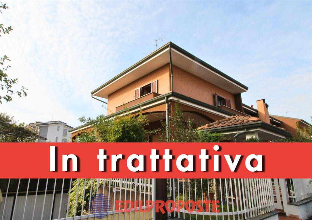 Vendesi Limbiate villa di testa 4 locali, 3 bagni, taverna e box grande.