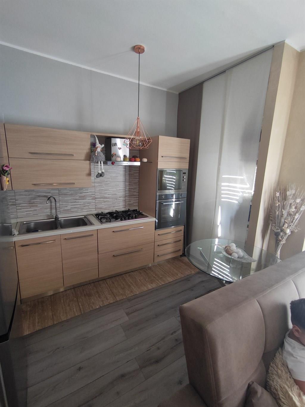 In palazzina tre locali e servizi molto grazioso