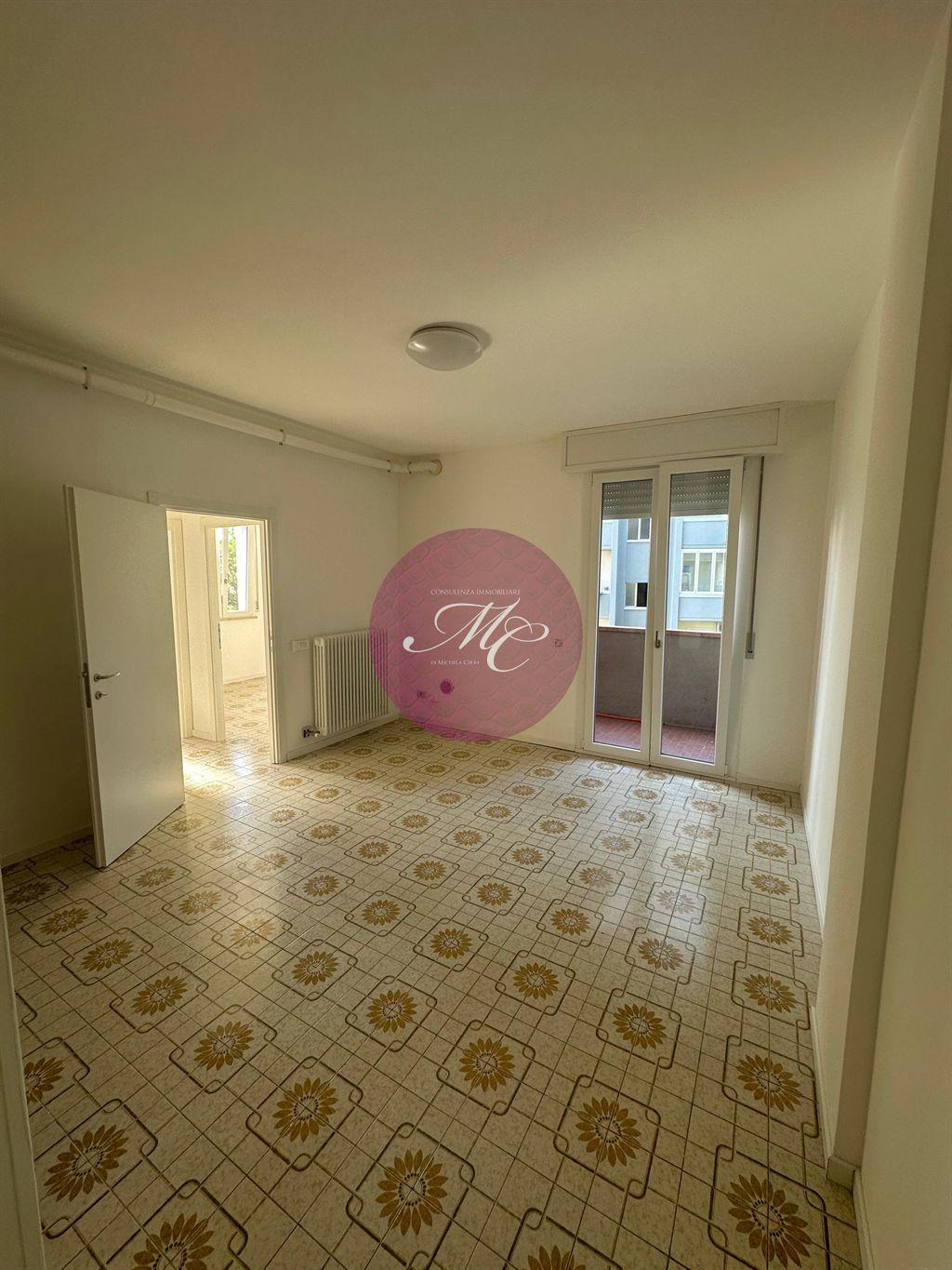 LIDO ADRIANO (RAVENNA) - TRILOCALE IN CONTESTO CONDOMINIALE CON CANTINA E POSTO AUTO COPERTO