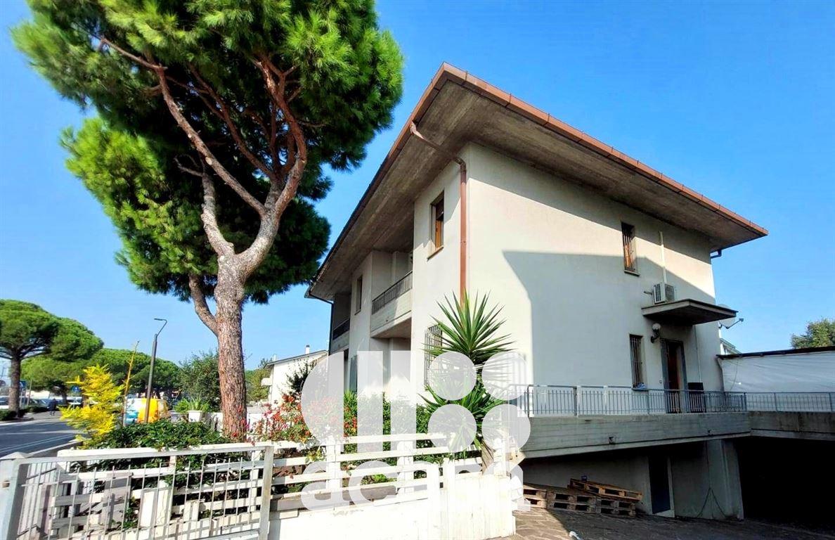 VILLETTA D'ANGOLO CON GIARDINO E DOPPIO GARAGE A DUE PASSI DAL PORTOCANALE