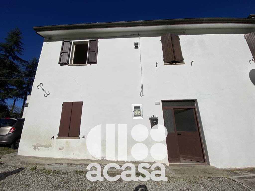 CASALE SEMI INDIPENDENTE CON TERRENI