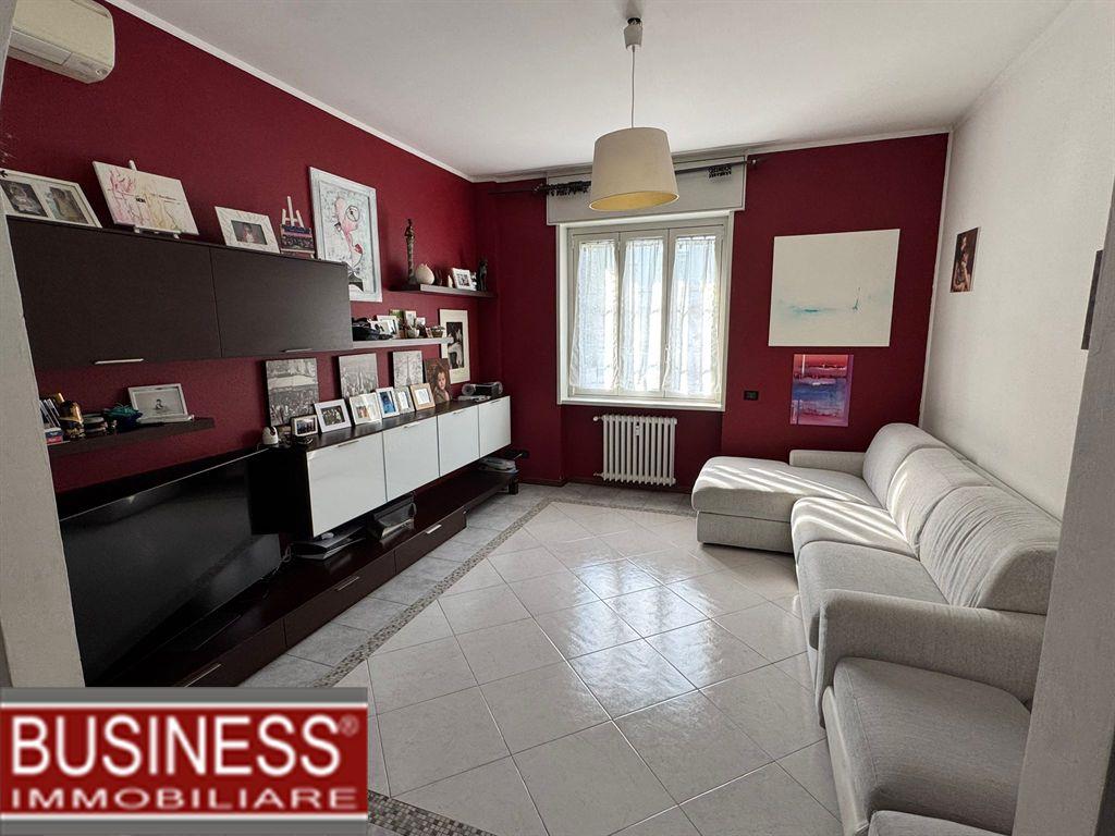 MILANO, MM AFFORI - TRILOCALE ARREDATO CON BALCONE