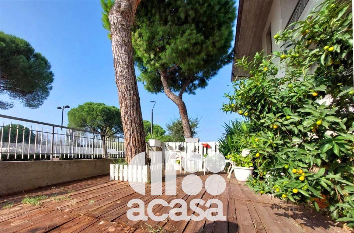 VILLETTA D'ANGOLO CON GIARDINO E DOPPIO GARAGE A DUE PASSI DAL PORTOCANALE
