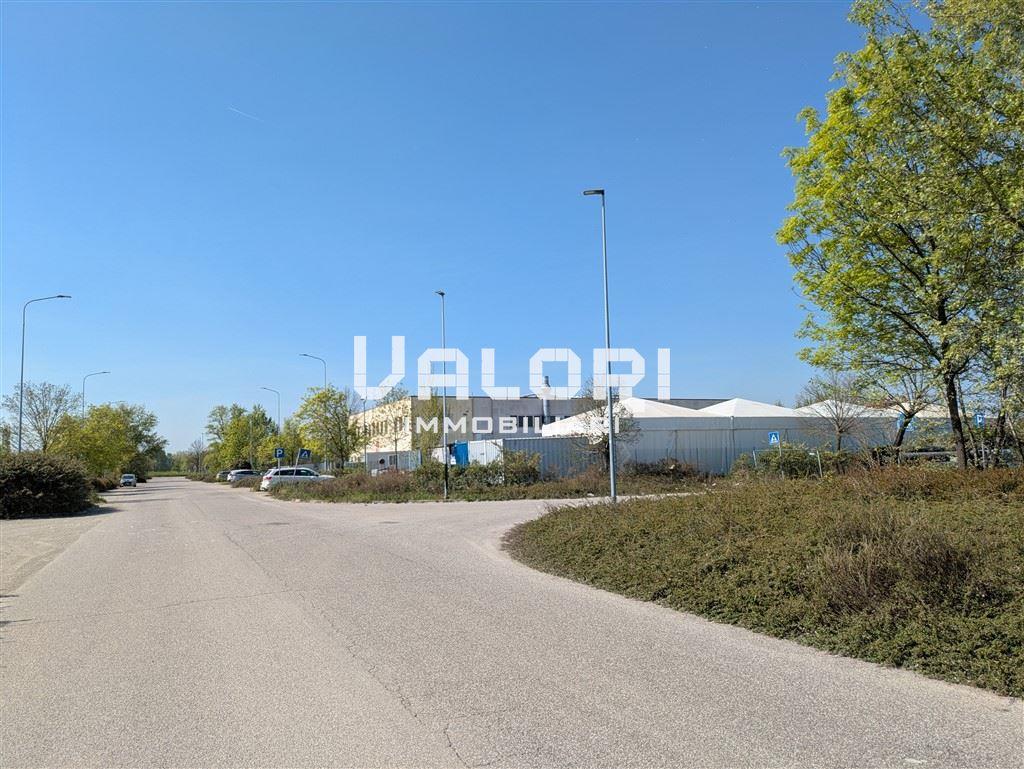 LOTTO EDIFICABILE A DESTINAZIONE COMMERCIALE di mq 3.006 - SCO MAX 70% DI SF – H MAX 12,5 MT