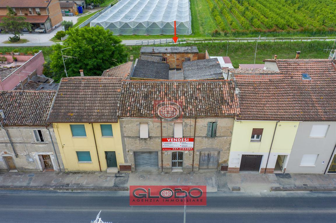 MACERONE di Cesena - Casa DA RISTRUTTURARE composta da ampio laboratorio e 2 appartamenti.