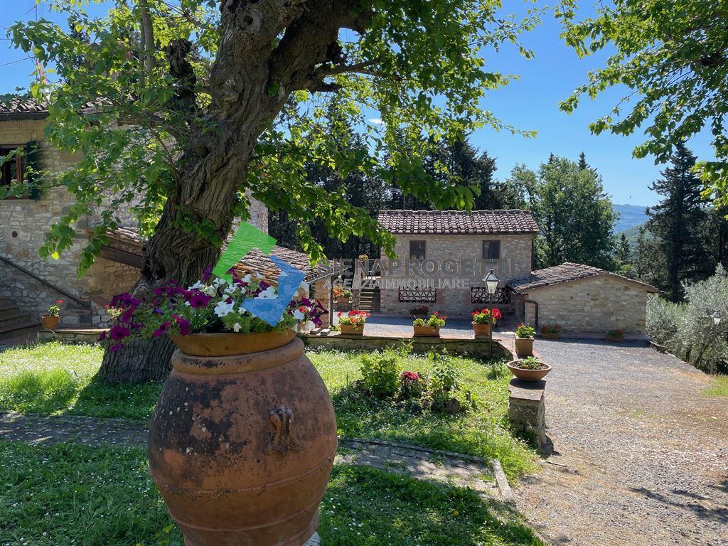 Casale in pietra con piscina a Greve in Chianti (FI).