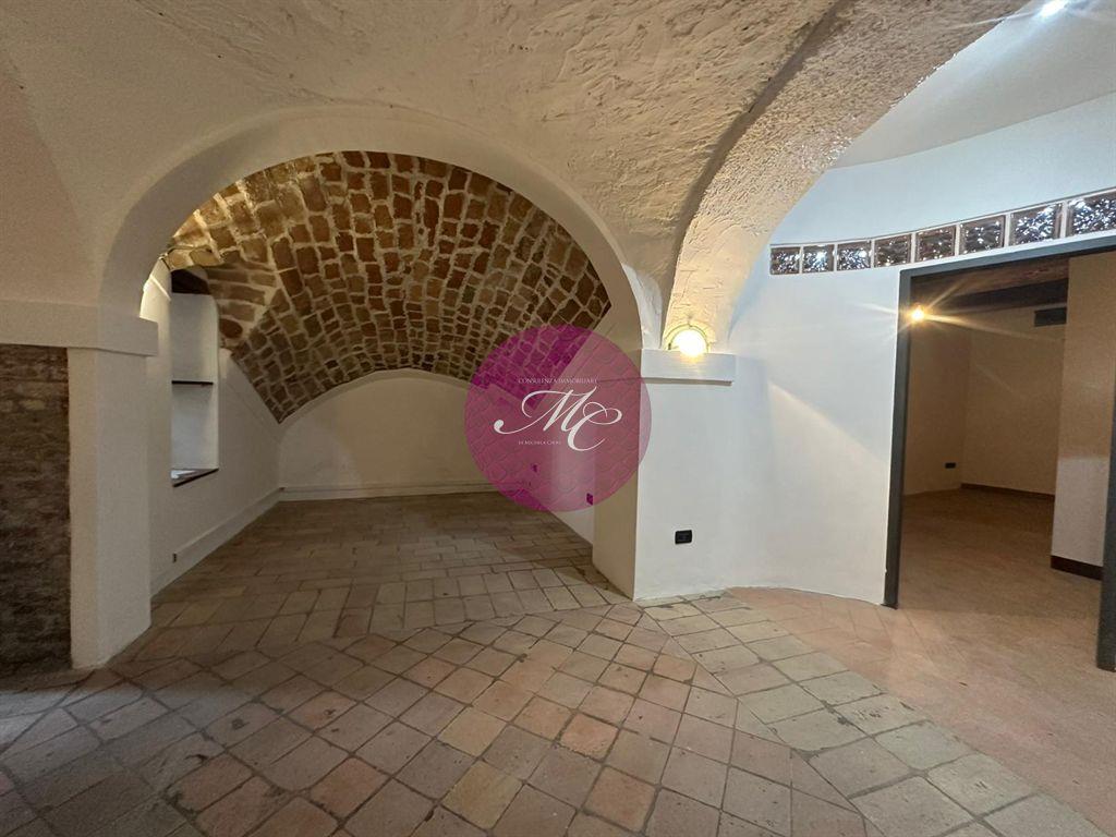 BAGNACAVALLO (RA) - CENTRO STORICO PRESSO PALAZZO CAPRA VENDESI UFFICIO CON POSSIBILITA' DI CAMBIO DESTINAZIONE D'USO IN ABITAZIONE