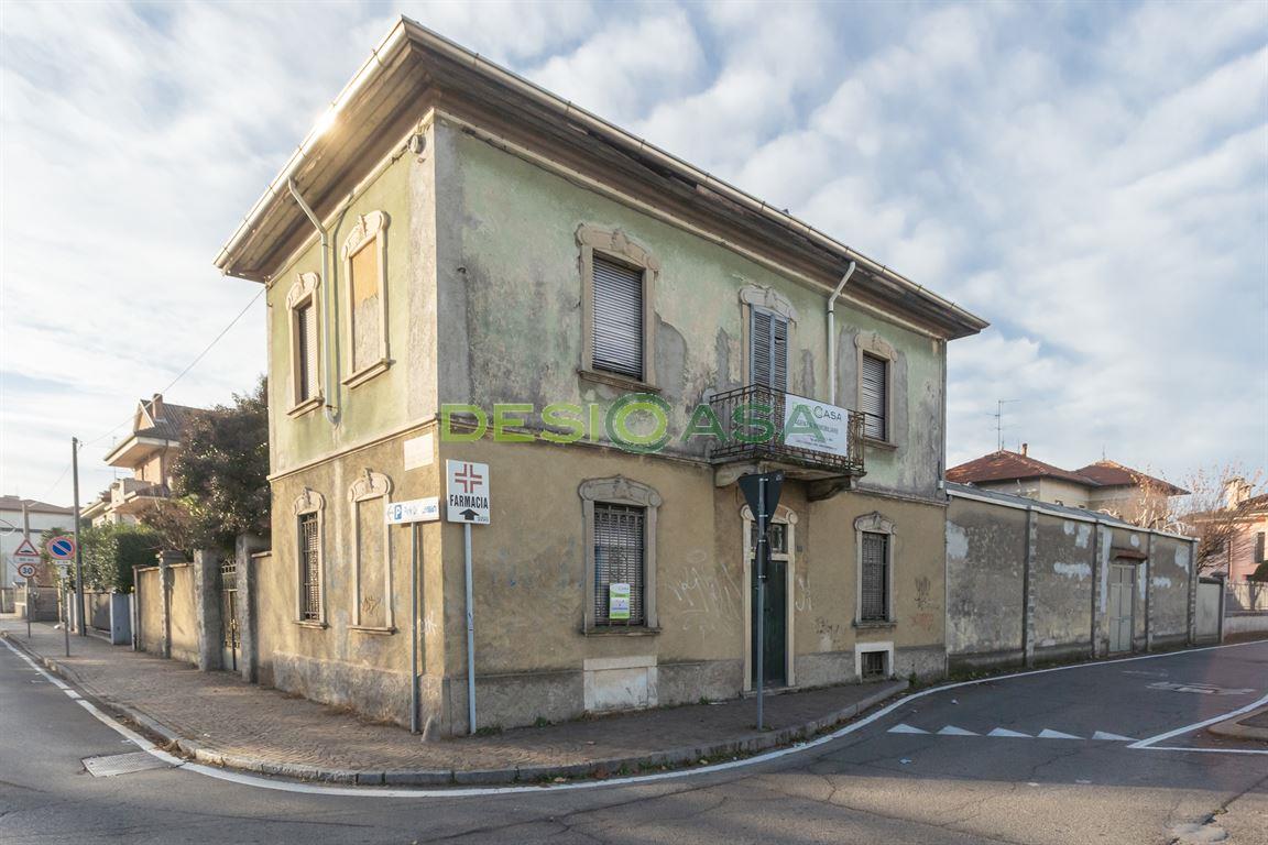 Villa con capannone in vendita a Desio