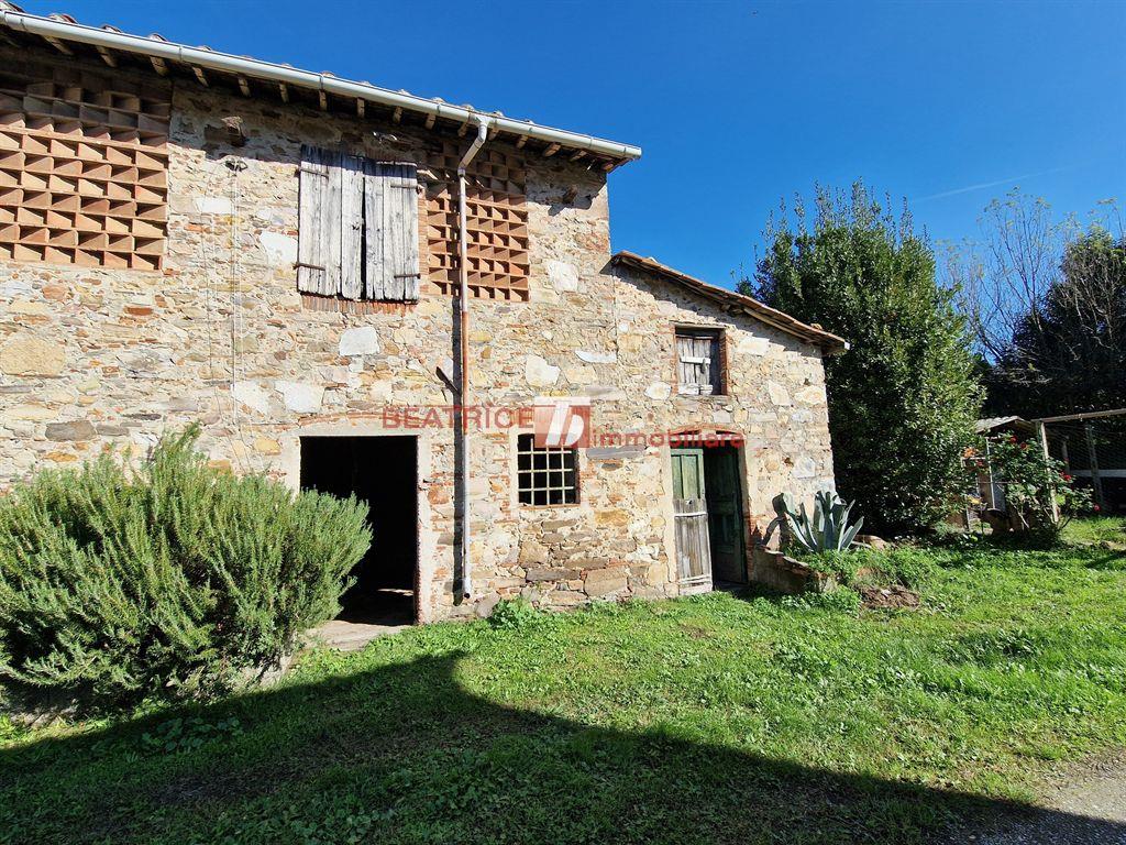 CAPANNA DA RISTRUTTURARE CON GIARDINO E POSTI AUTO