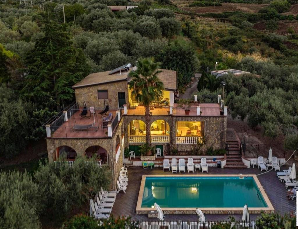 Villa indipendente con piscina e terreno di pertinenza