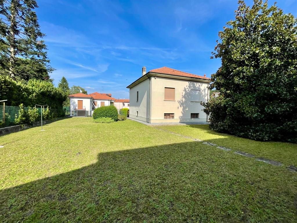 Azzate – Villetta singola con giardino privato € 285.000 – Libera subito