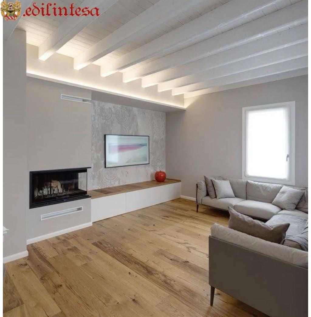 Splendido Attico divisibile come trilo o quadrilocale a due passi dalla stazione comodo con Milano vicino valassina