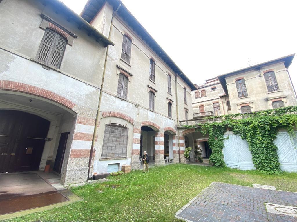 MONZA BRIANZA VENDESI LIBERO PALAZZO E TERRENO EDIFICABILE  -