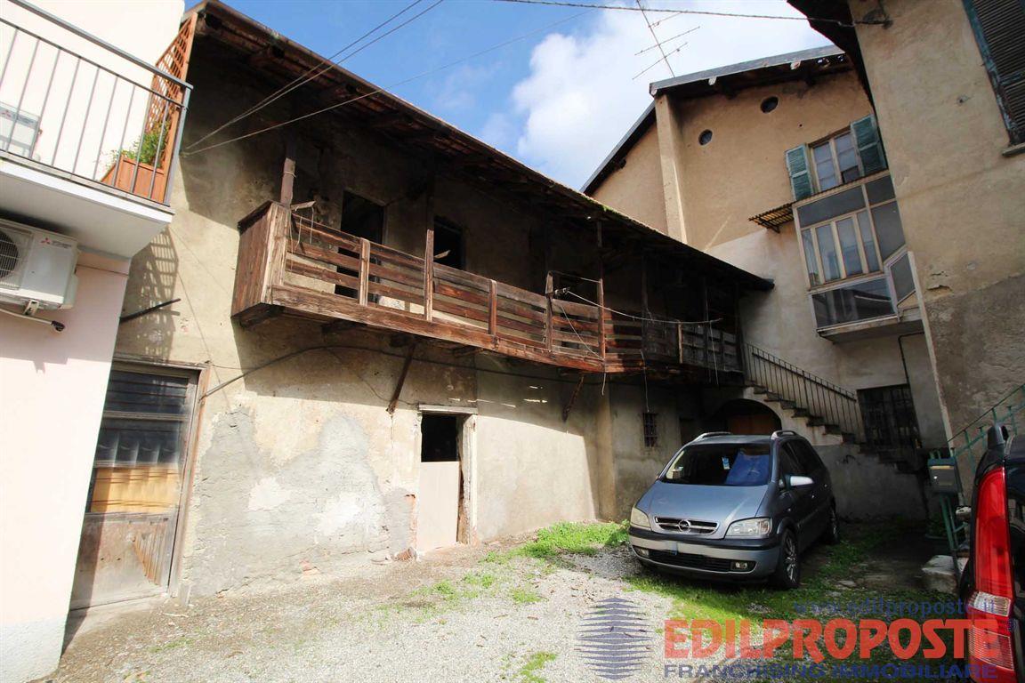 Porzione di casa da ristrutturare composta da due appartamenti