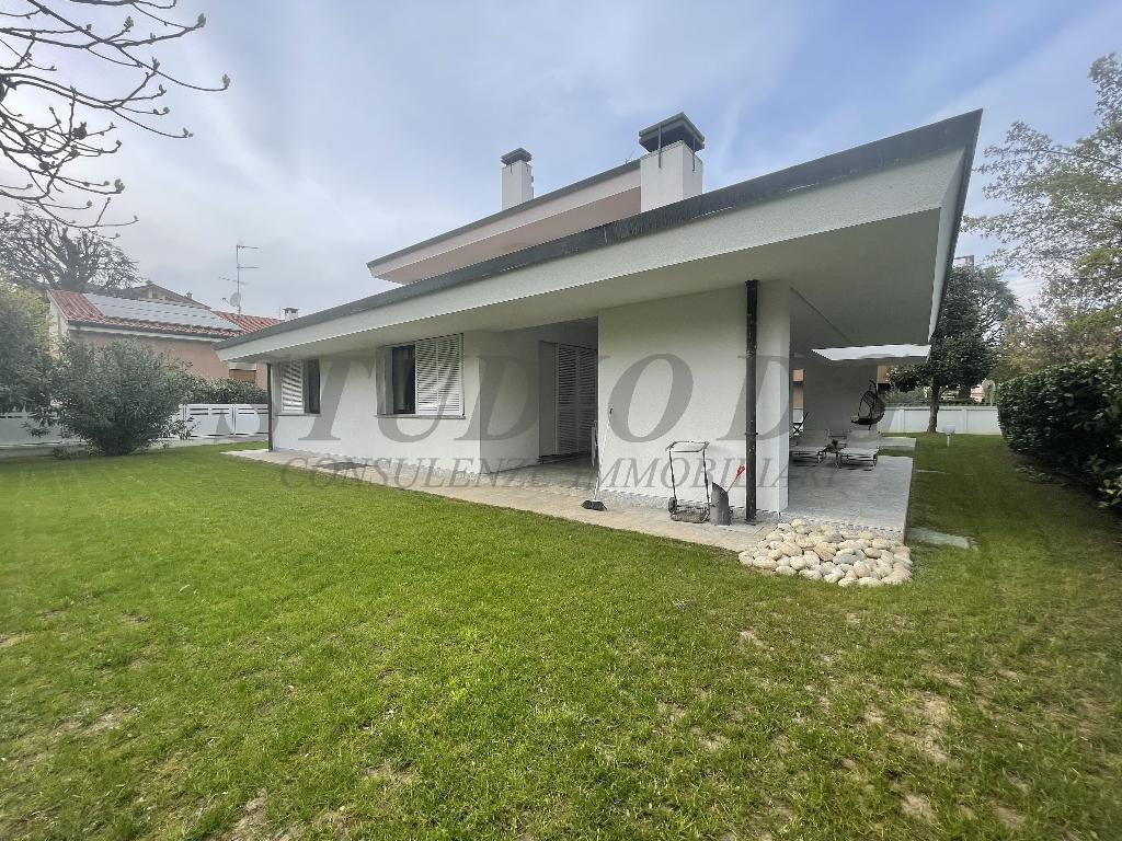 SPELDIDA VILLA SINGOLA CON GIARDINO DI 300 MQ