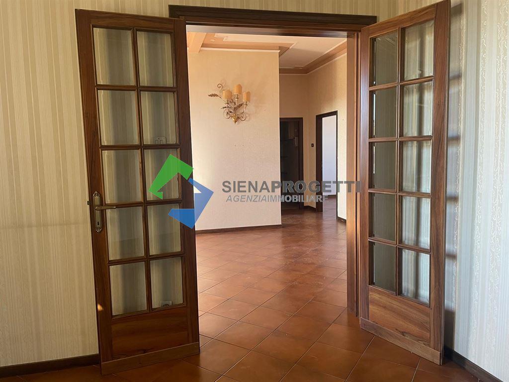 In viale Cavour appartamento molto luminoso  posto al 3° piano con ascensore.