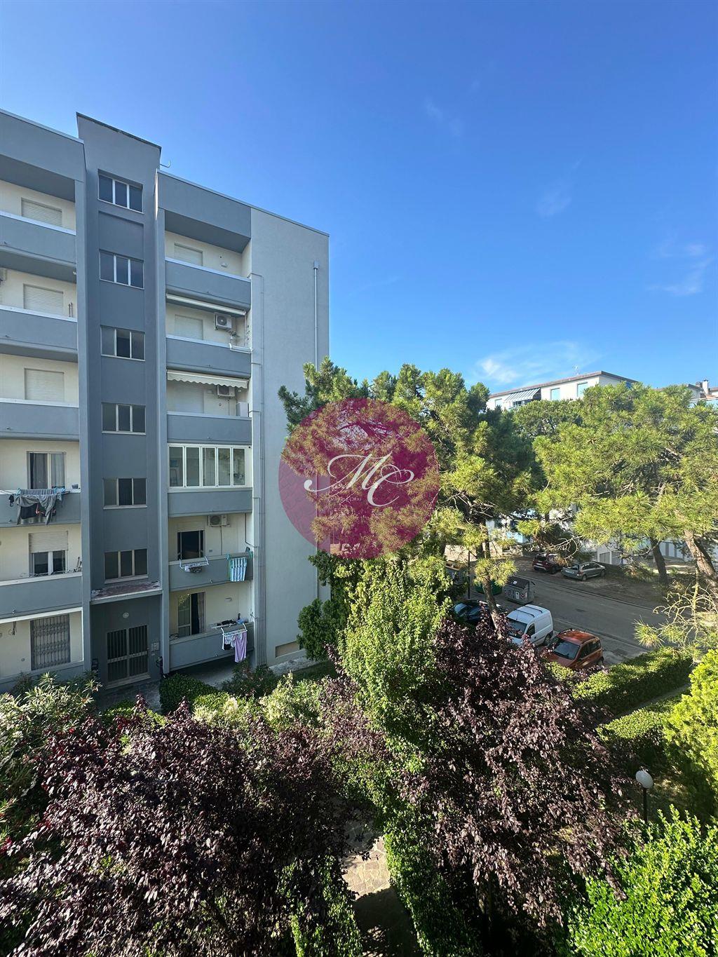 LIDO ADRIANO (RAVENNA) - TRILOCALE IN CONTESTO CONDOMINIALE CON CANTINA E POSTO AUTO COPERTO