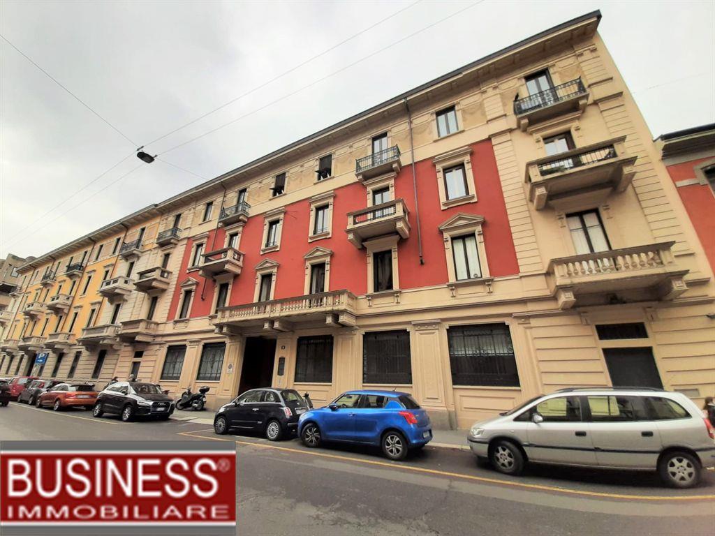 MILANO, PORTA ROMANA - TRILOCALE ARREDATO CON BALCONE