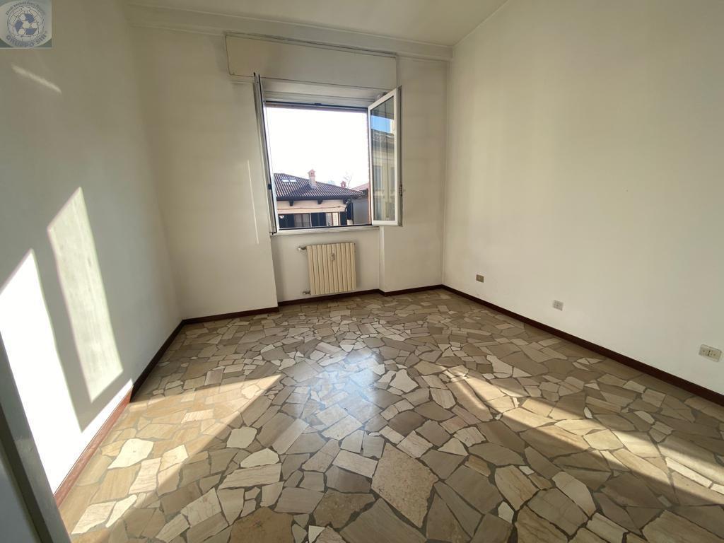 VIMERCATE CENTRO STORICO LIBERO 3 LOCALI E SERVIZI- POSTO AUTO