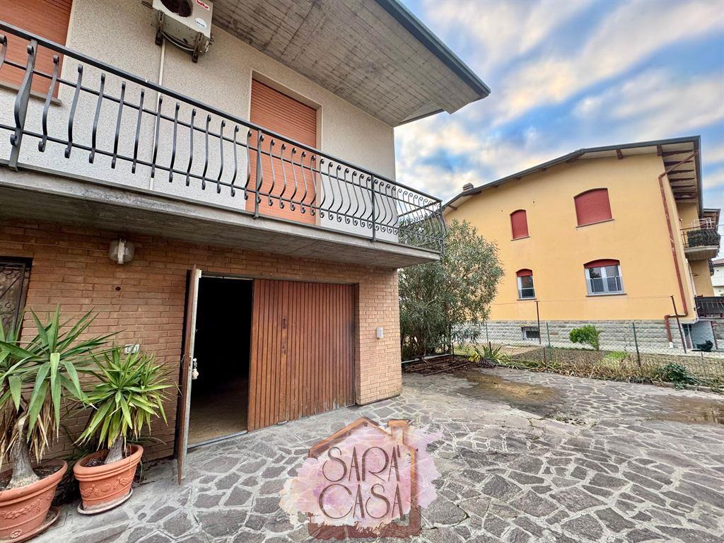 Casa indipendente con taverna, garage e giardino su quattro lati